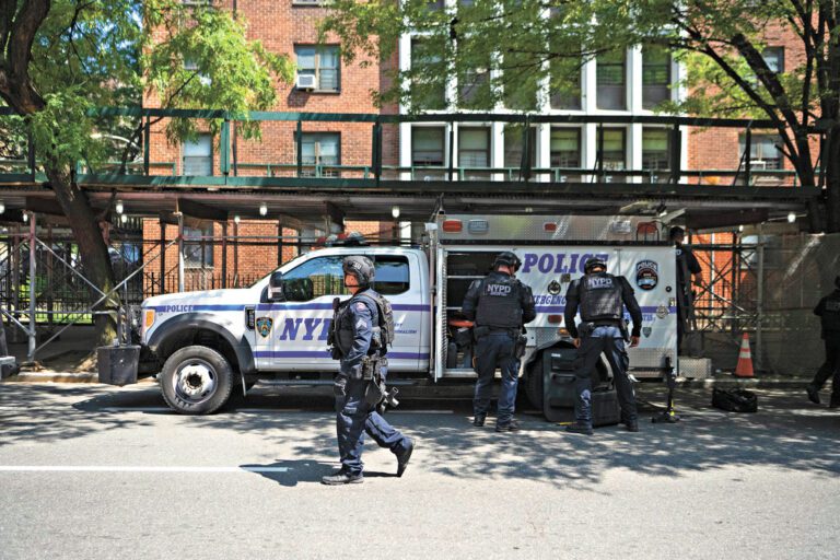 市警購入約100雙熱成像雙筒望遠鏡，能遠距離偵測高達3400碼外的人體或物件熱能訊號。C.S. Muncy/紐約時報