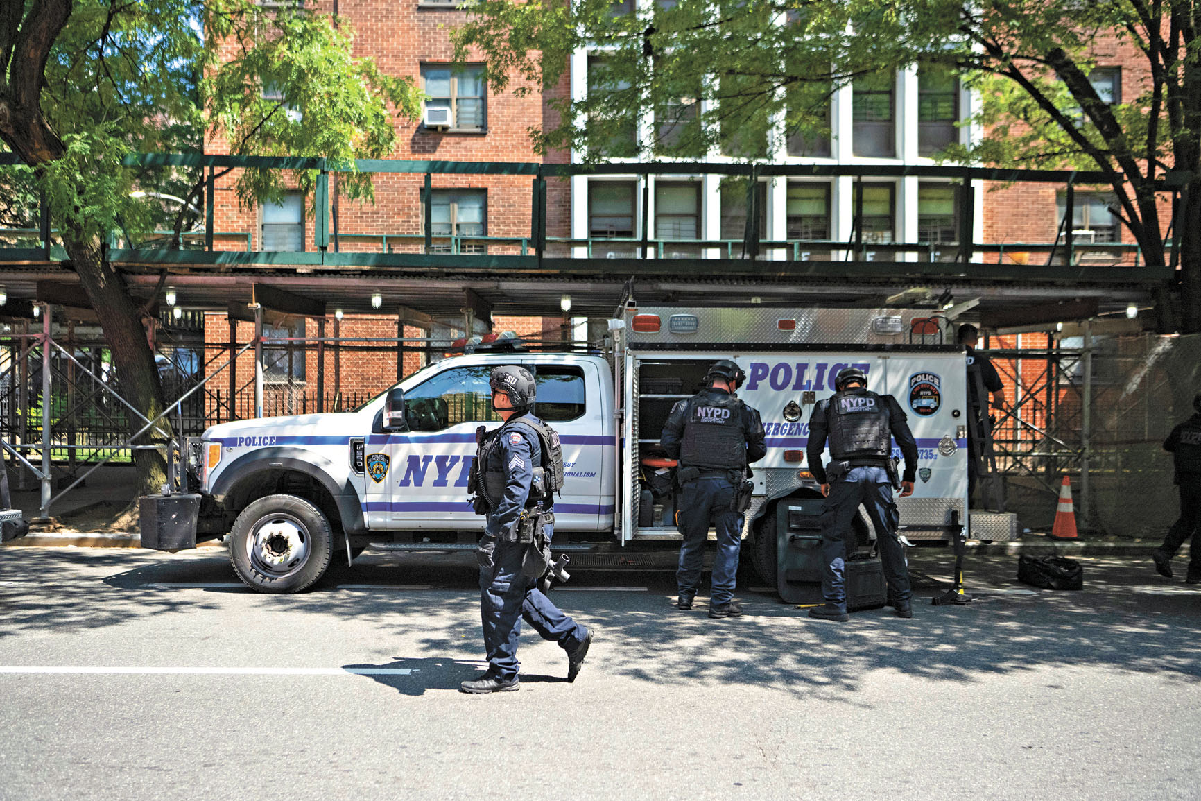 市警購入約100雙熱成像雙筒望遠鏡，能遠距離偵測高達3400碼外的人體或物件熱能訊號。C.S. Muncy/紐約時報