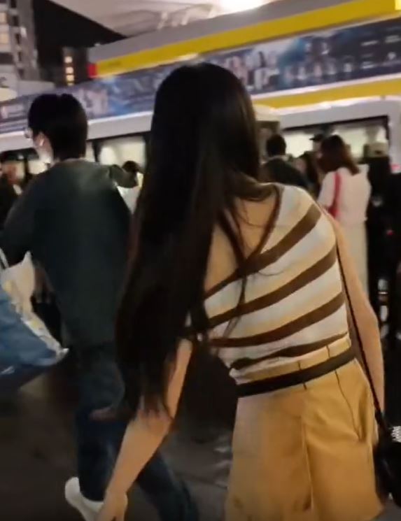 四人隨後分開行走。