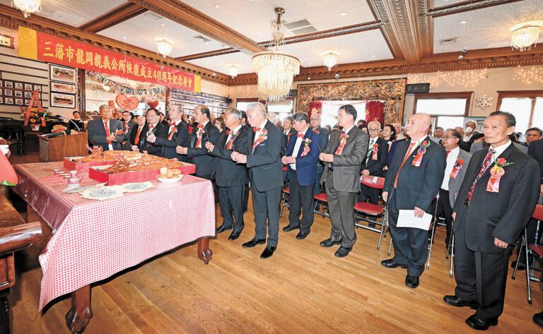正午吉時，龍岡劉、關、張、趙四姓首長世誼齊聚禮堂，向四先祖神像行迎神禮，慎終追遠，共同緬懷先輩創業功德。馬紅兵攝