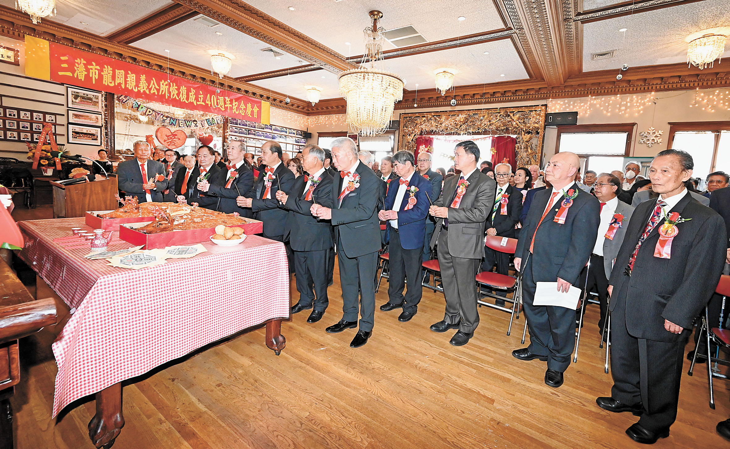 正午吉時，龍岡劉、關、張、趙四姓首長世誼齊聚禮堂，向四先祖神像行迎神禮，慎終追遠，共同緬懷先輩創業功德。馬紅兵攝