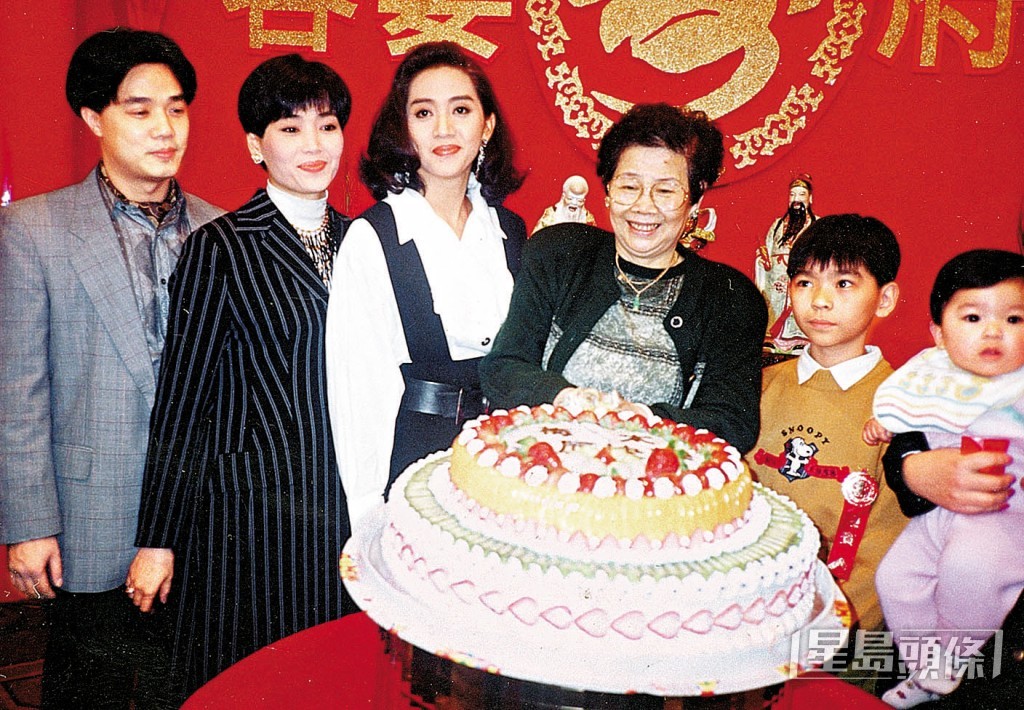 梅媽早年喪夫，創辦「錦霞歌舞團」養育子女，梅艷芳及梅愛芳都曾隨母親賣藝。