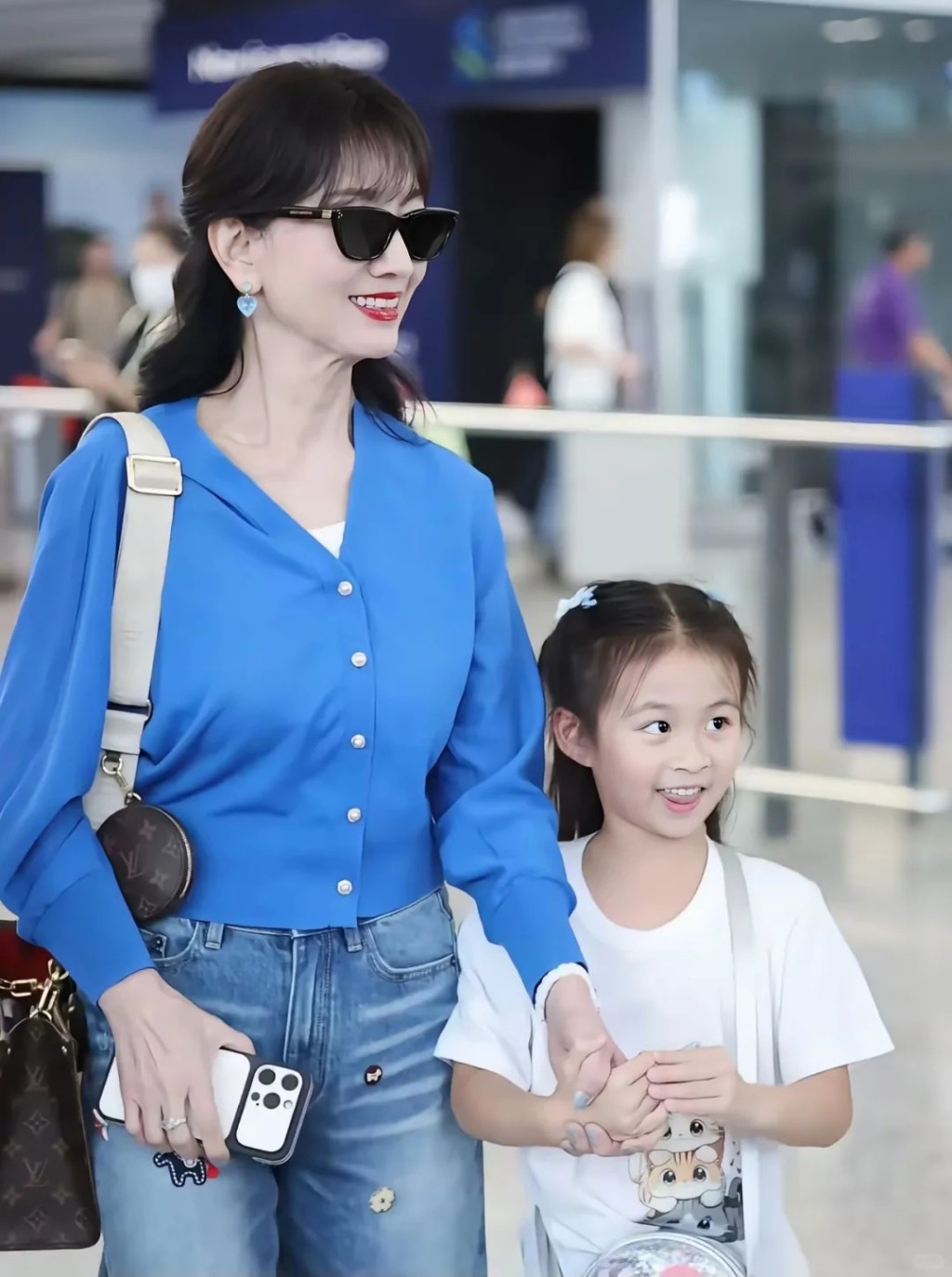趙雅芝早前與孫女在機場被要求合照,孫女對鏡頭伸舌十分可愛。