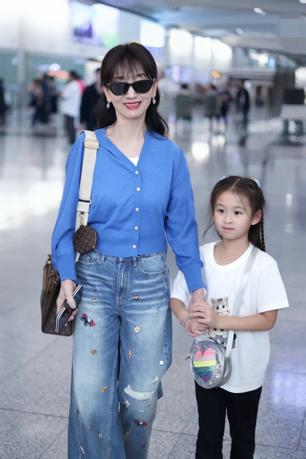 網民讚賞趙雅芝孫女五官精緻,長大後會是美女。