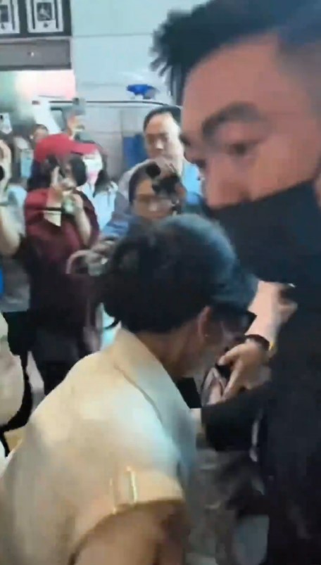 幸好趙雅芝被保安及工作人員及時扶起。