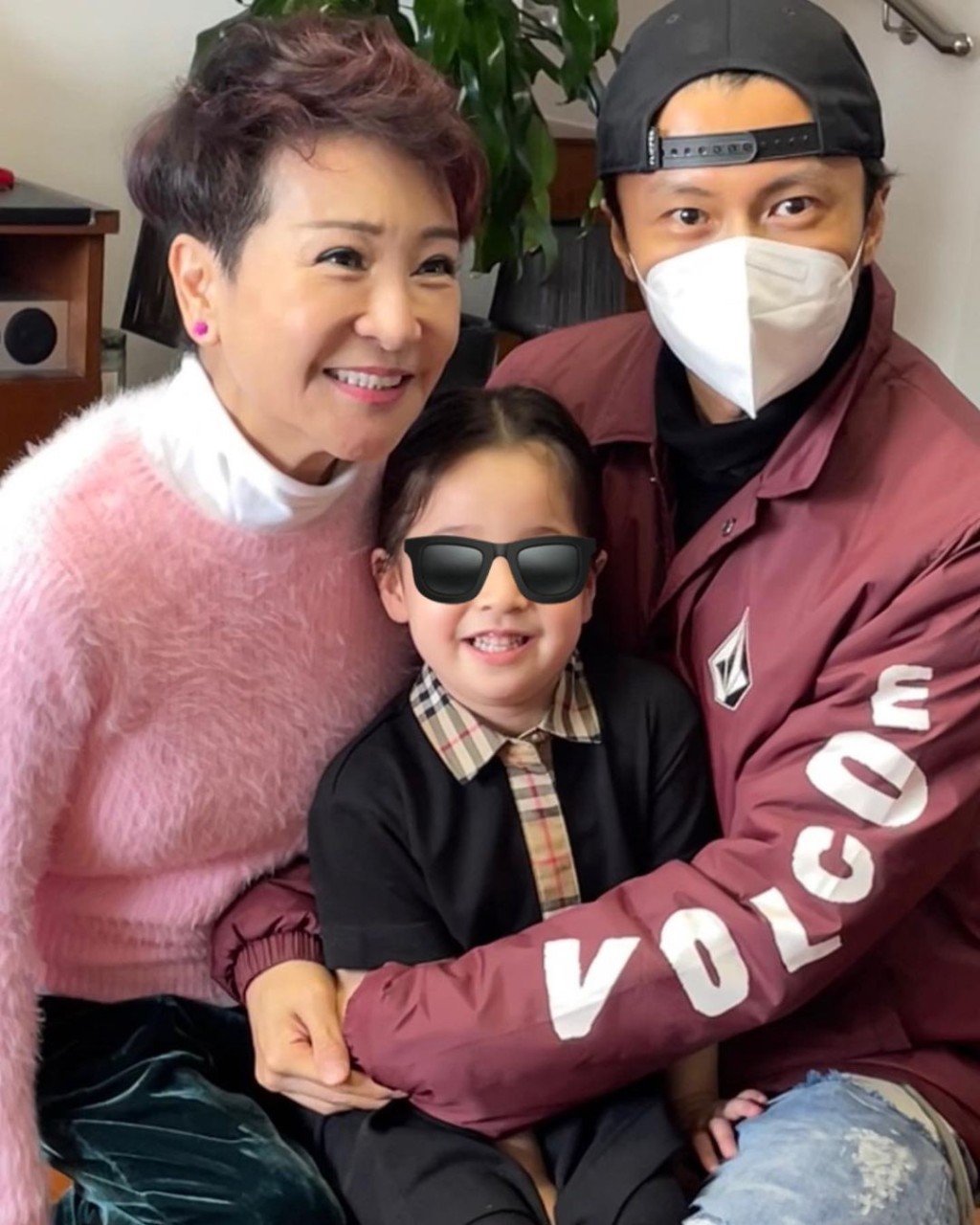 謝婷婷的女兒與舅父謝霆鋒見面相聚。