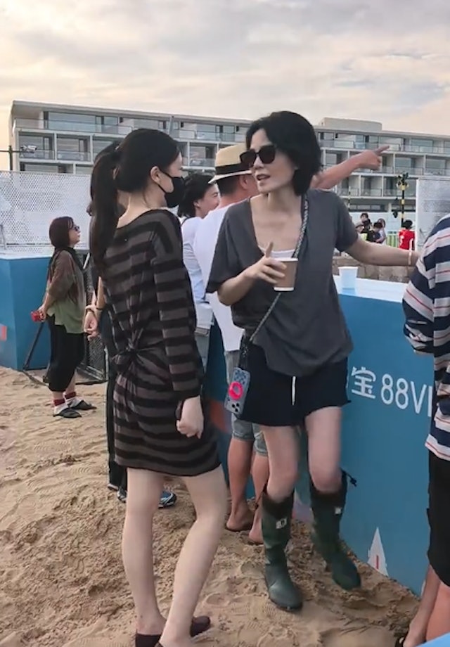 王菲與20歲細女李嫣低調現身《阿那亞．蝦米音樂節》，支持大女竇靖童的表演。