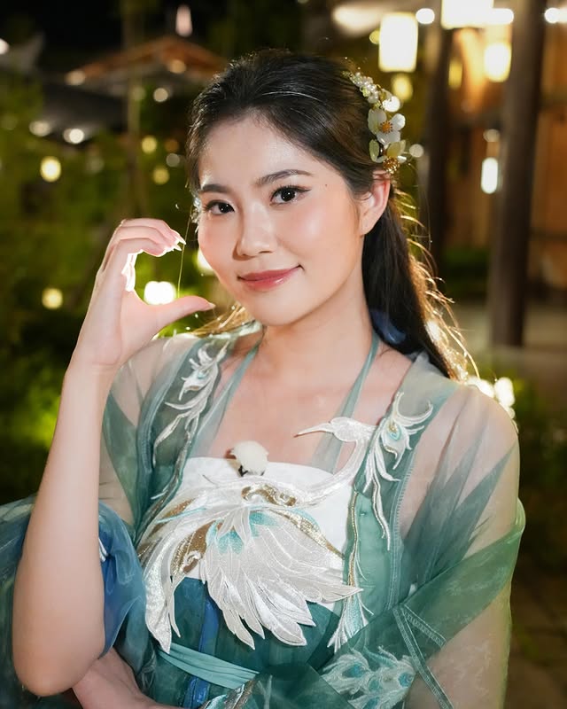 穿上漢服拍攝時，鄧匡閔顯得格外投入與享受。