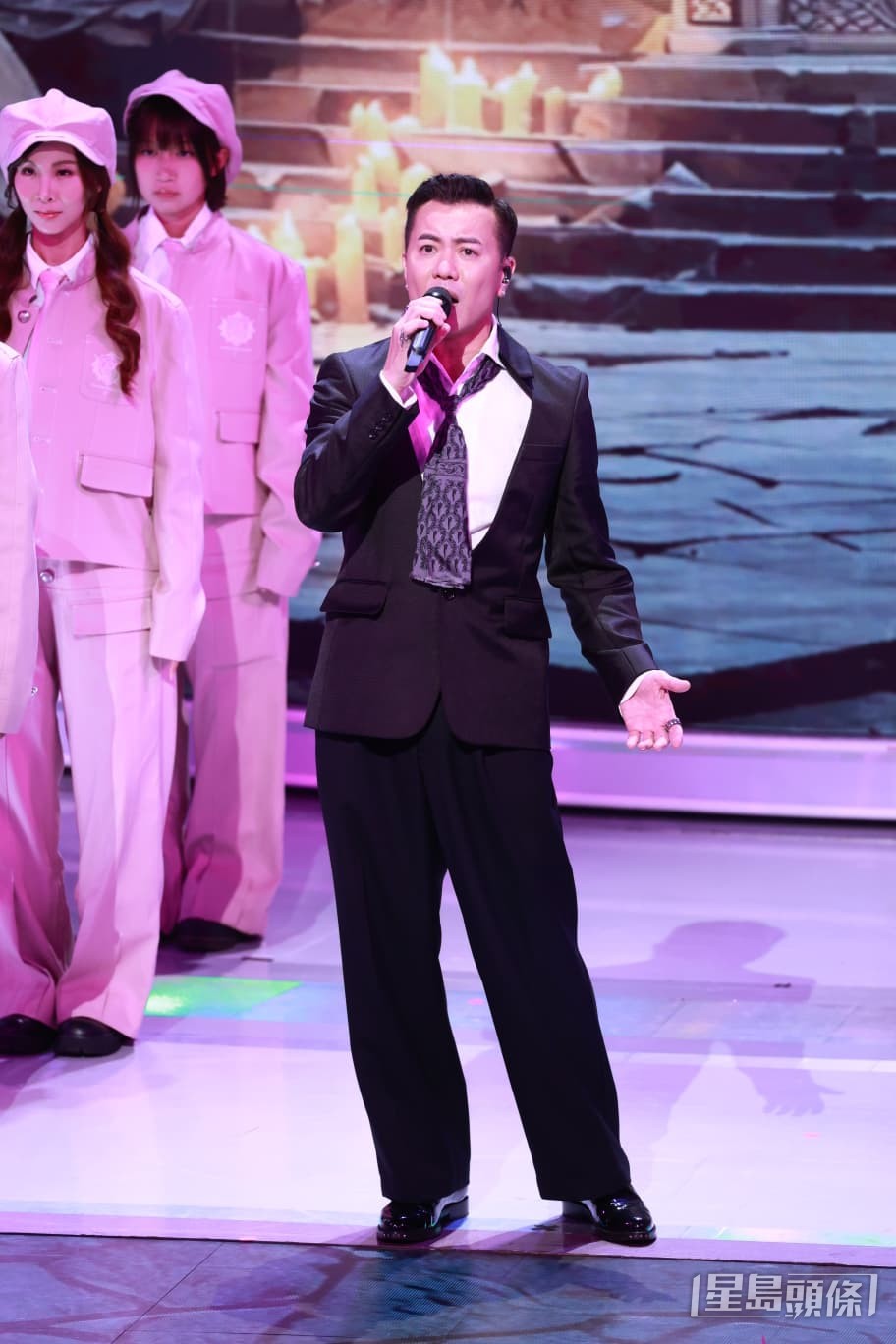 梁漢文展現出色唱功，接連演唱多首經典歌曲。