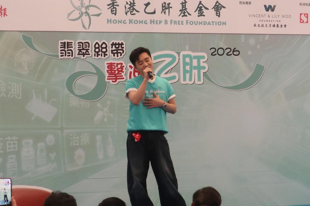 譚輝智在健康講座活動中上台獻唱。