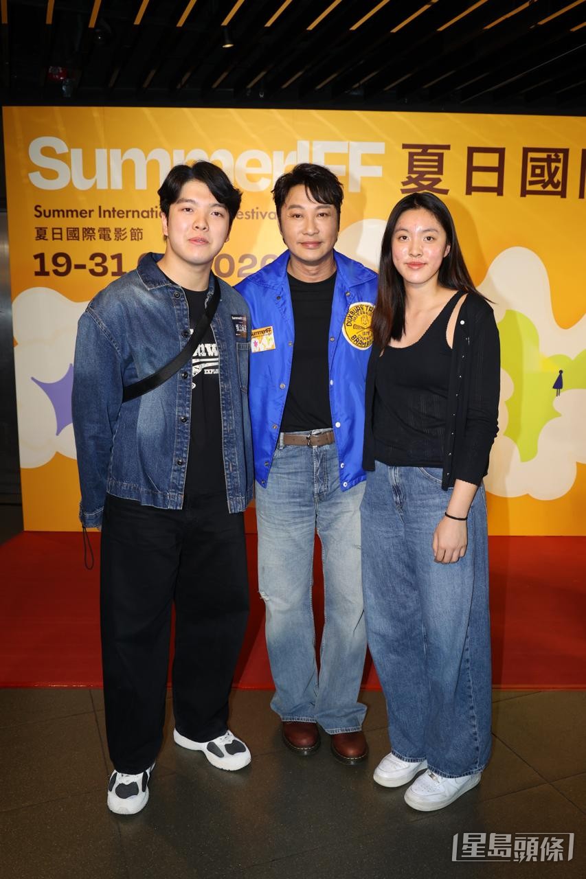 譚耀文的19歲兒子與15歲女兒一同到場支持父親。