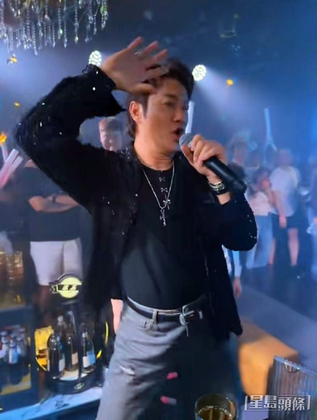 57歲的他獻唱張國榮歌曲時,台風依然穩健。