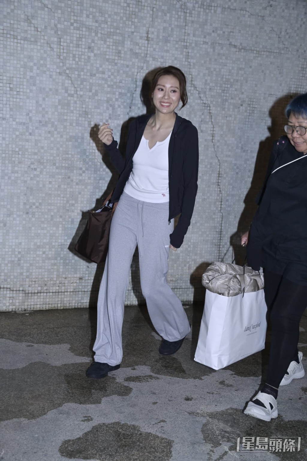 即使已是深夜,袁絲珩依然精神亢奮。