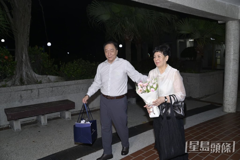 袁爸爸和袁媽媽隨後也到達寓所。