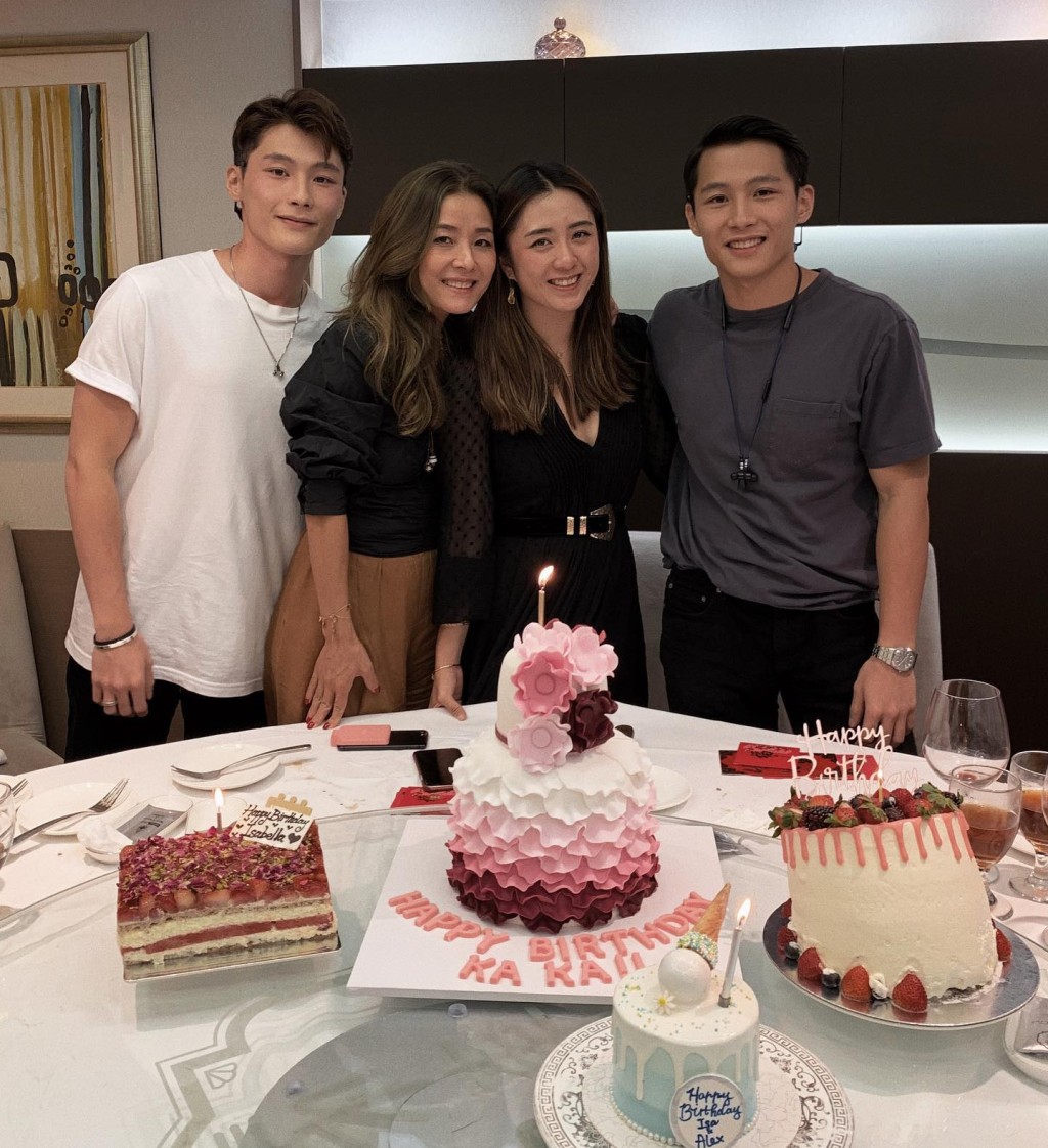 姜坤與三名子女的關係十分融洽。