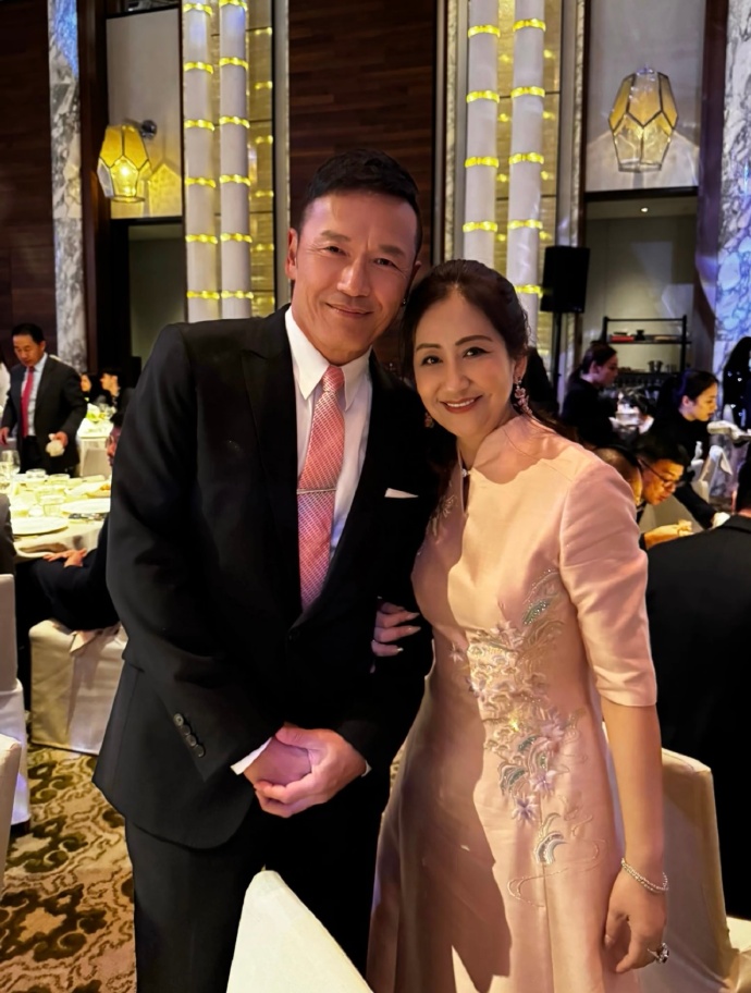 苗僑偉在婚禮現場成為賓客的合照對象。