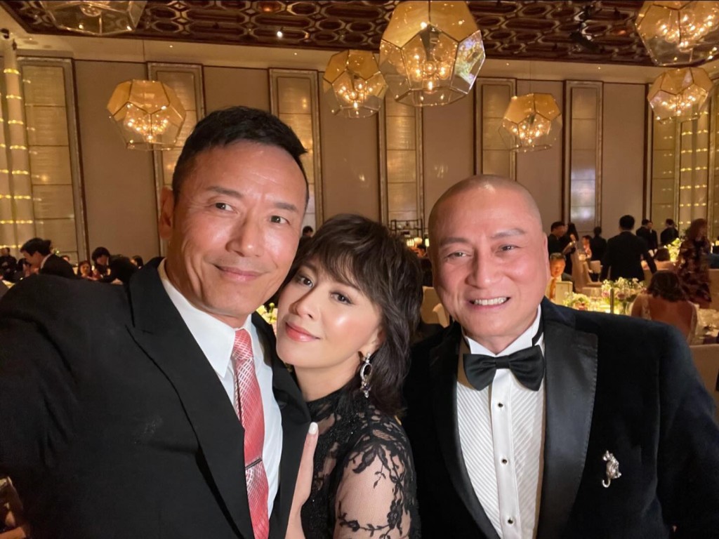 劉嘉玲出席湯鎮業女兒的婚禮，並與苗僑偉合照。