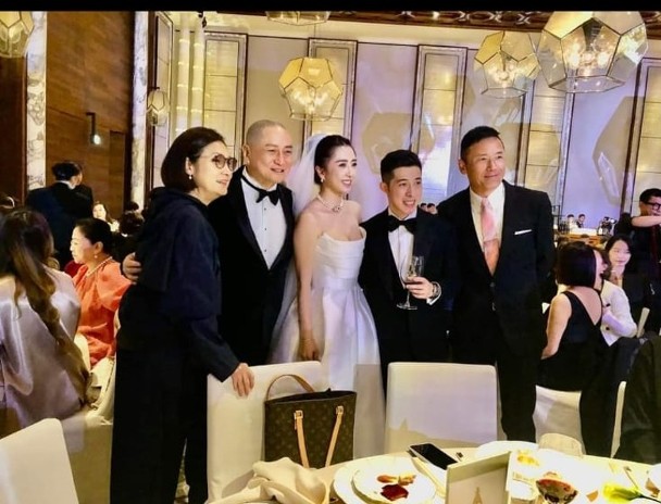 苗僑偉與太太戚美珍和好友湯鎮業父女合照。