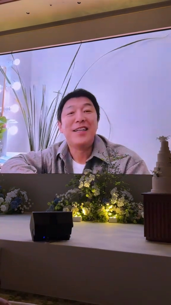 內地影帝黃渤亦有拍片祝福一對新人。