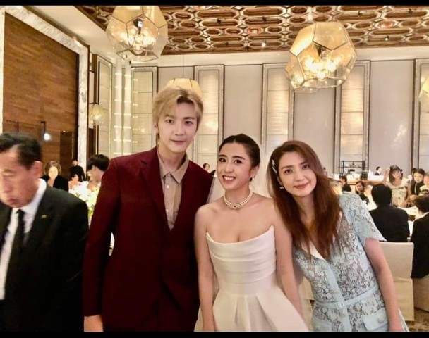 洪欣與兒子張鎬濂到場祝賀。