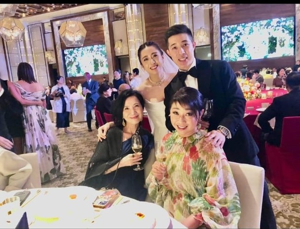 湯鎮業大女湯愛嘉的婚禮場面熱鬧。