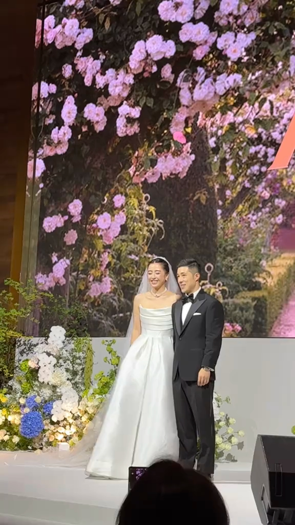 從場內照片可見，宴會廳面積寬敞，可容納近800人。
