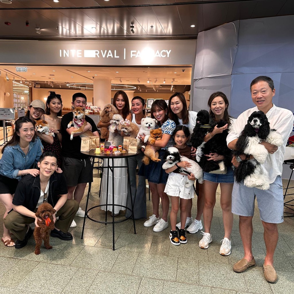 姜坤的三名子女陪伴她出席狗友聚會。