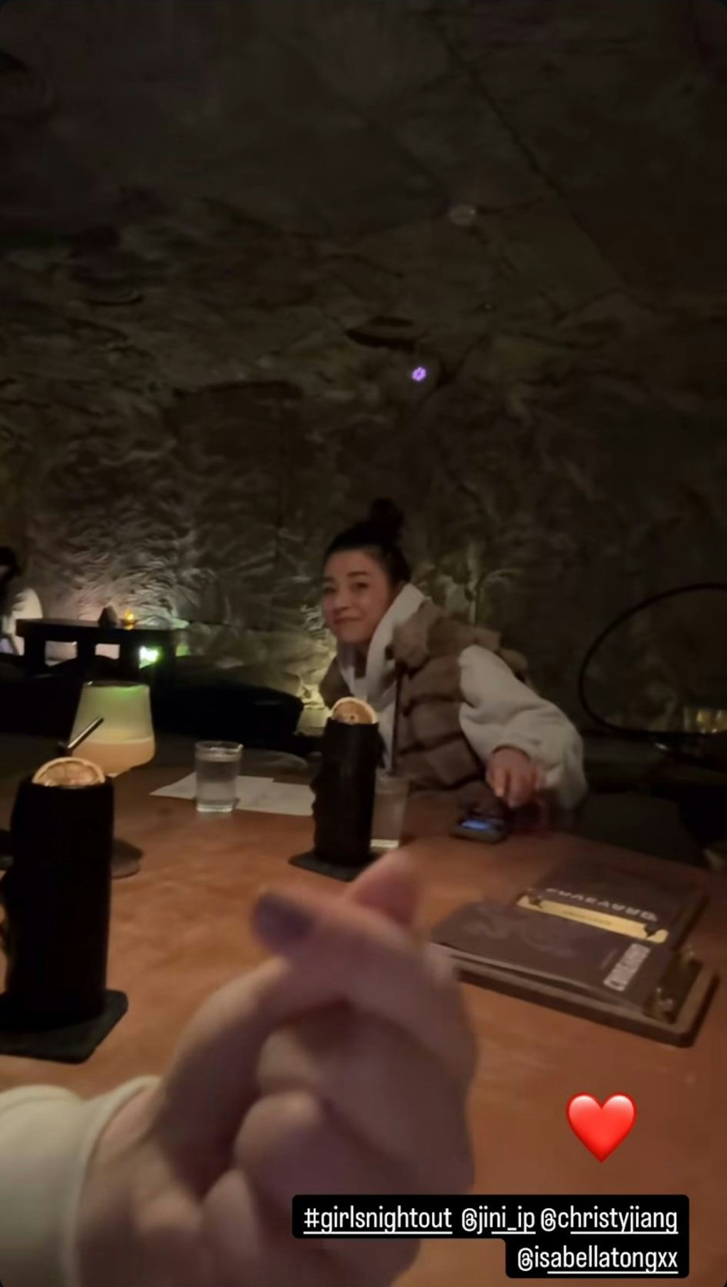 姜坤打扮休閒，但依然難掩優雅氣質。
