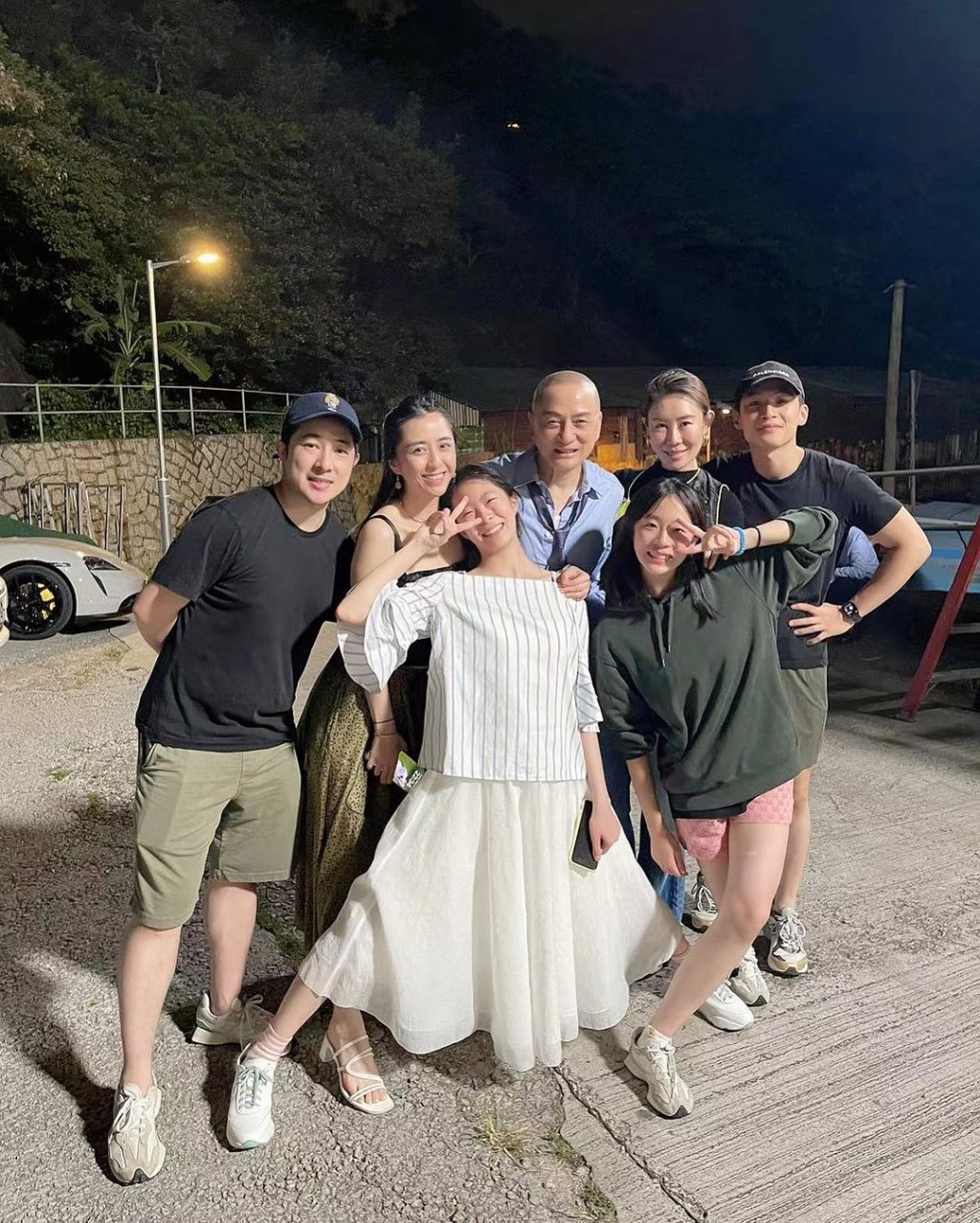 湯愛嘉與湯君慈曾與湯鎮業一家見面。