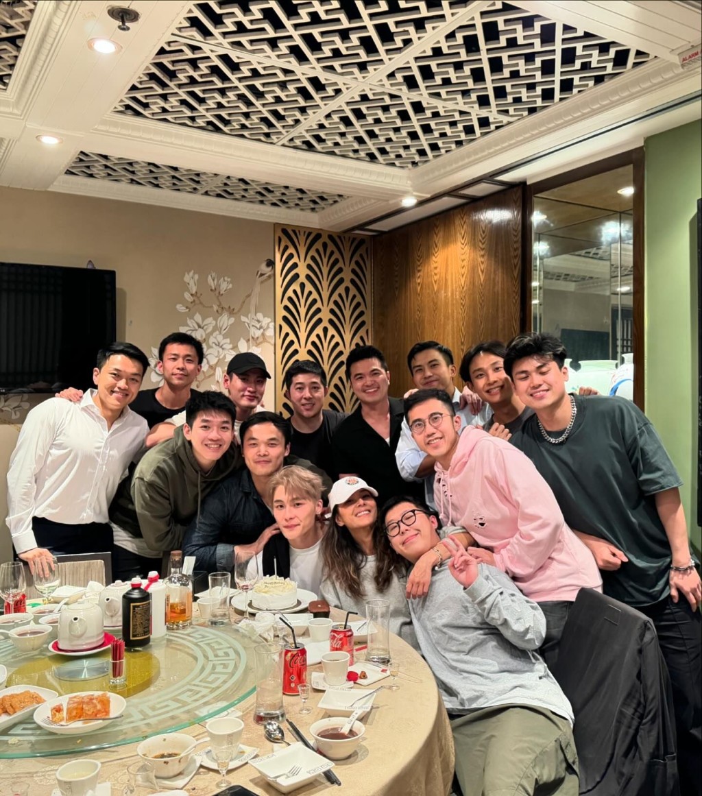 姜坤曾與一對孖仔慶祝生日。
