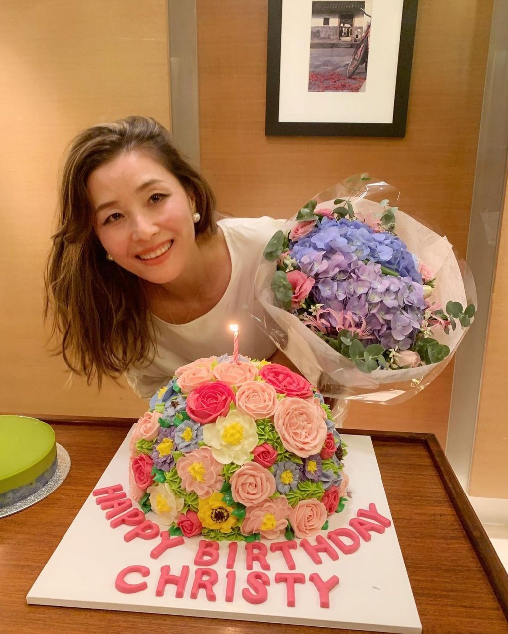 姜坤生日收到鮮花。