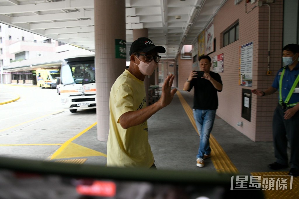 梅啟明其後現身醫院。
