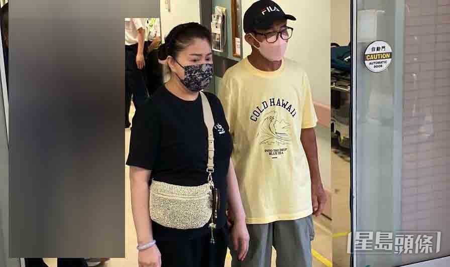 梅啟明在灣仔律敦治醫院目送梅媽遺體運上黑箱車。