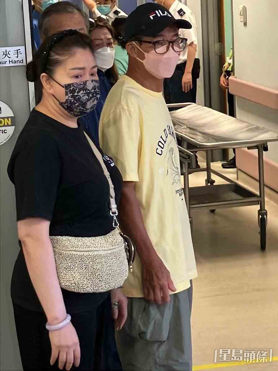 梅啟明與女友一同前往醫院。