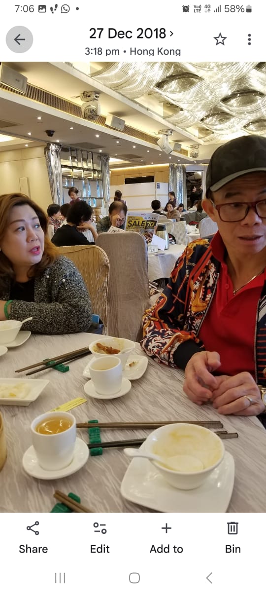 梅啟明與恩恩合照。