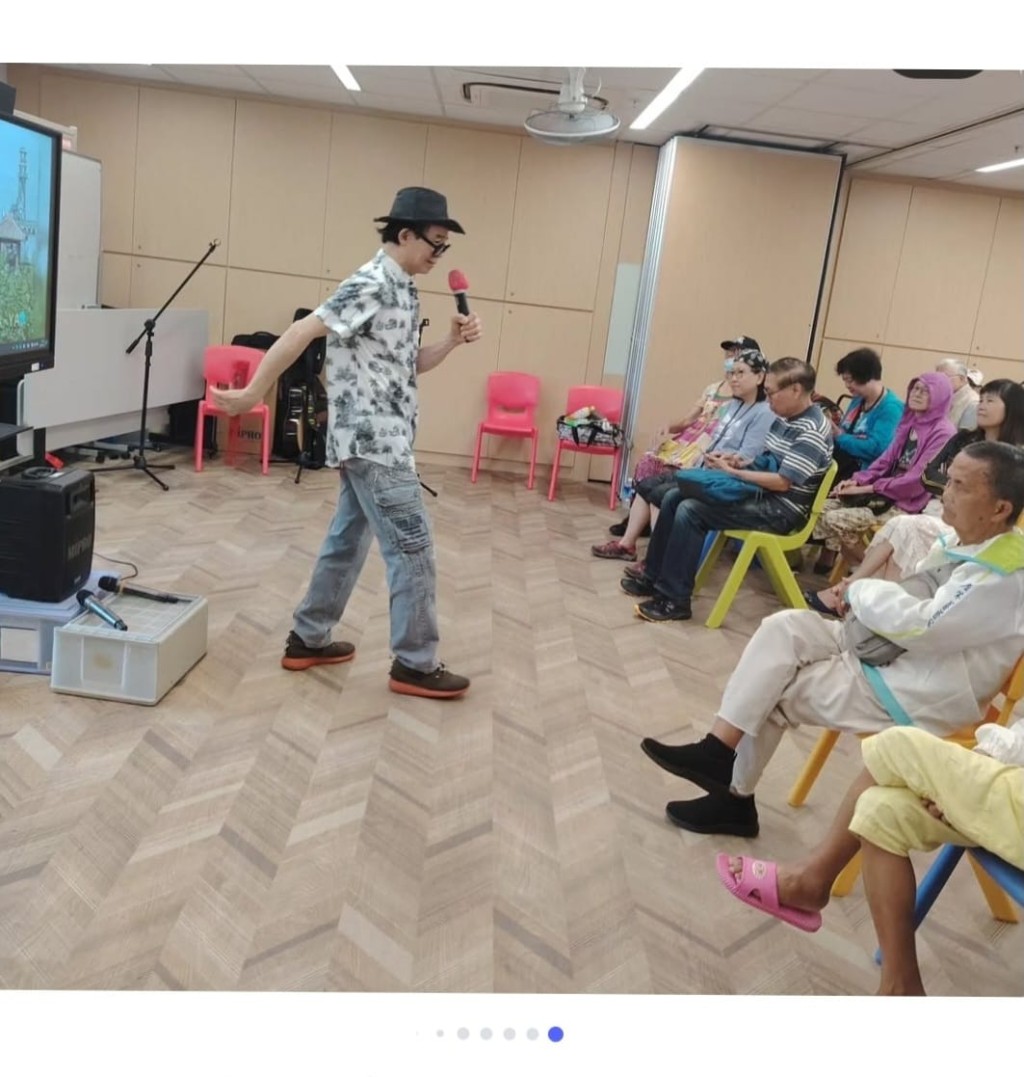梅啟明曾到內地探訪老人院,拓展內地市場。