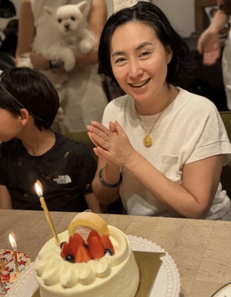 何超瓊日前與契女及閨密一同慶祝64歲生日。