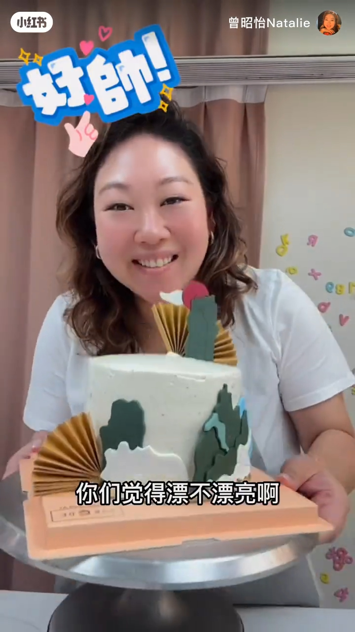 蛋糕完成後，外觀精緻漂亮。