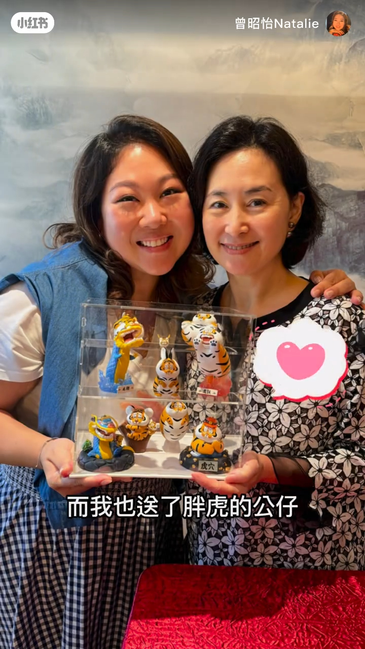 曾昭怡與女兒送給何超瓊的生日禮物，都以老虎為主題。