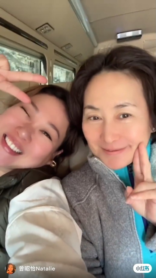 早前，曾昭怡與何超瓊一同暢遊貴州的小七孔景區。