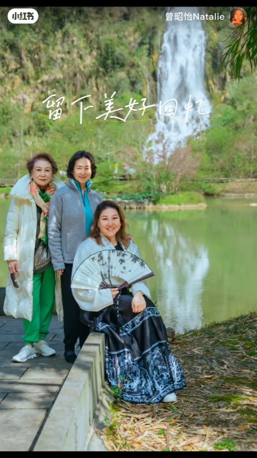 曾昭怡與何超瓊在觀音瀑布前打卡。