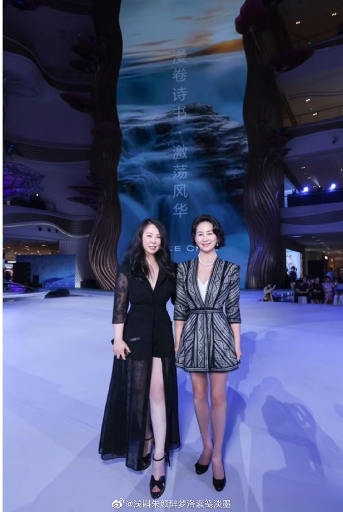 何超瓊曾罕有地以超Deep V短裙造型亮相。