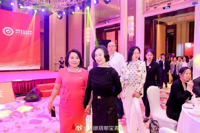 換上另一造型出席活動，顯得高貴大方。