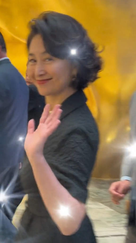 何超瓊聽到網民呼喊自己名字，回頭微笑揮手打招呼。