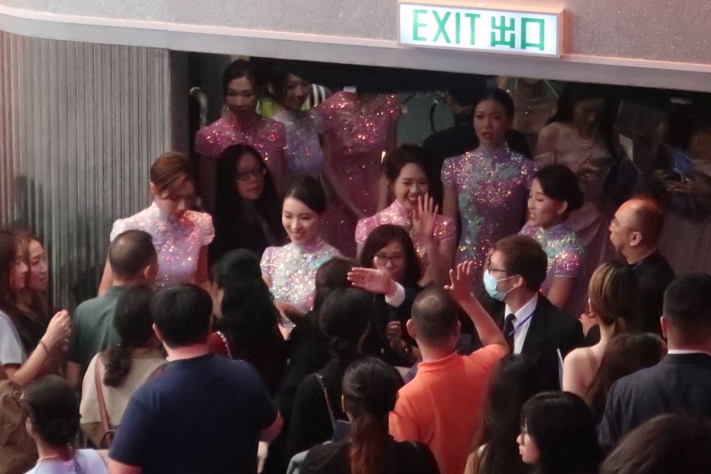 多位落選佳麗在後台與家人見面。