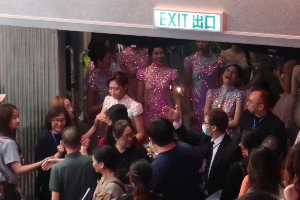 落選港姐湯家琳一見到家人,立即真情流露。
