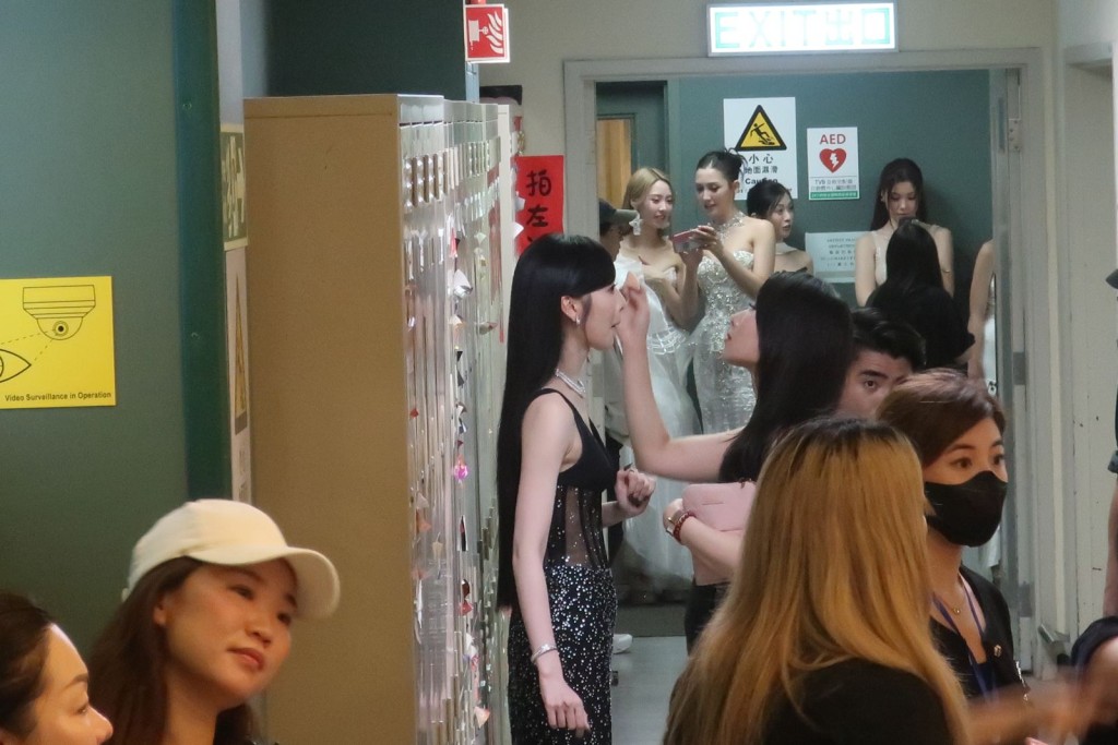 前港姐冠軍馮盈盈有專人補妝,非常專業!