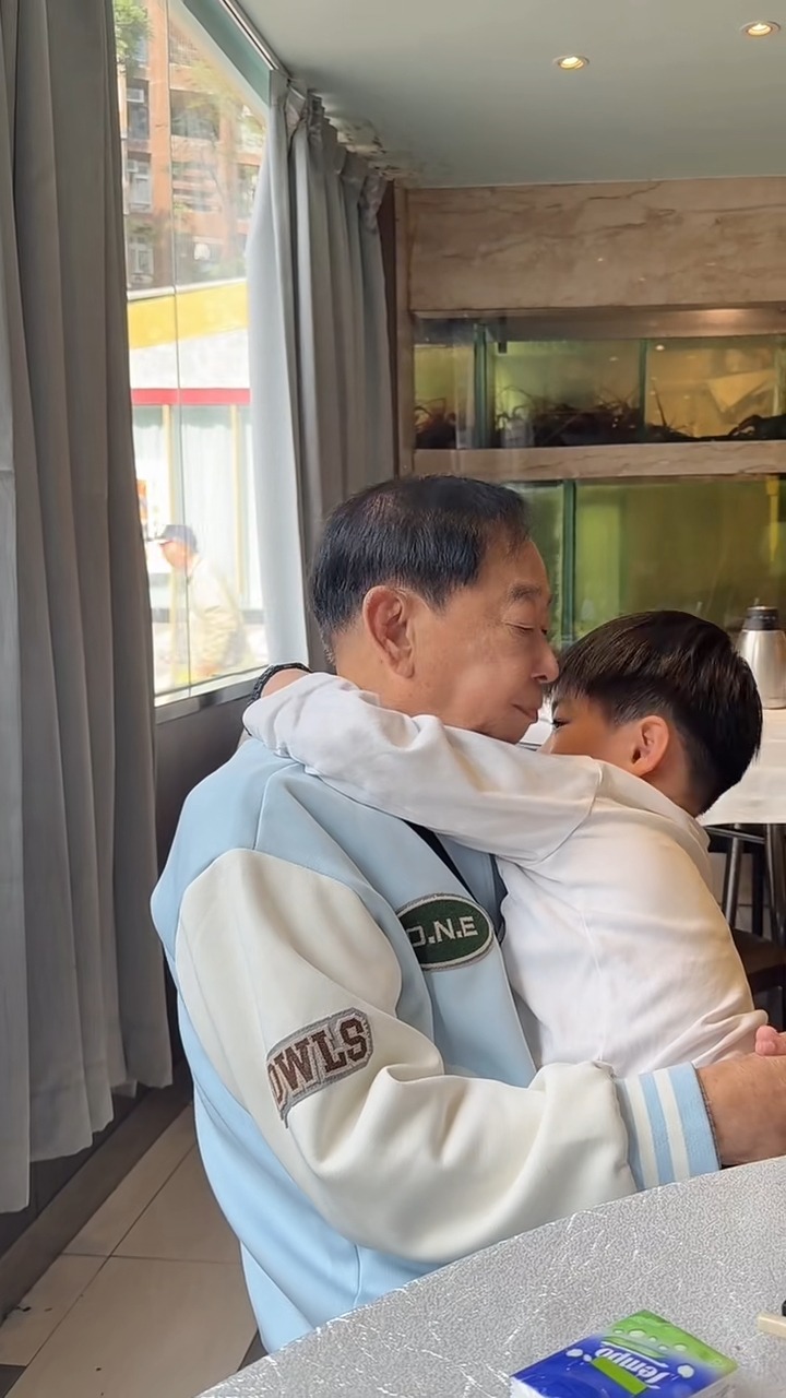 乾孫熊寶每次見面都愛抱著爺爺,他傷感寫道爺爺的生命定格在2026年夏天。