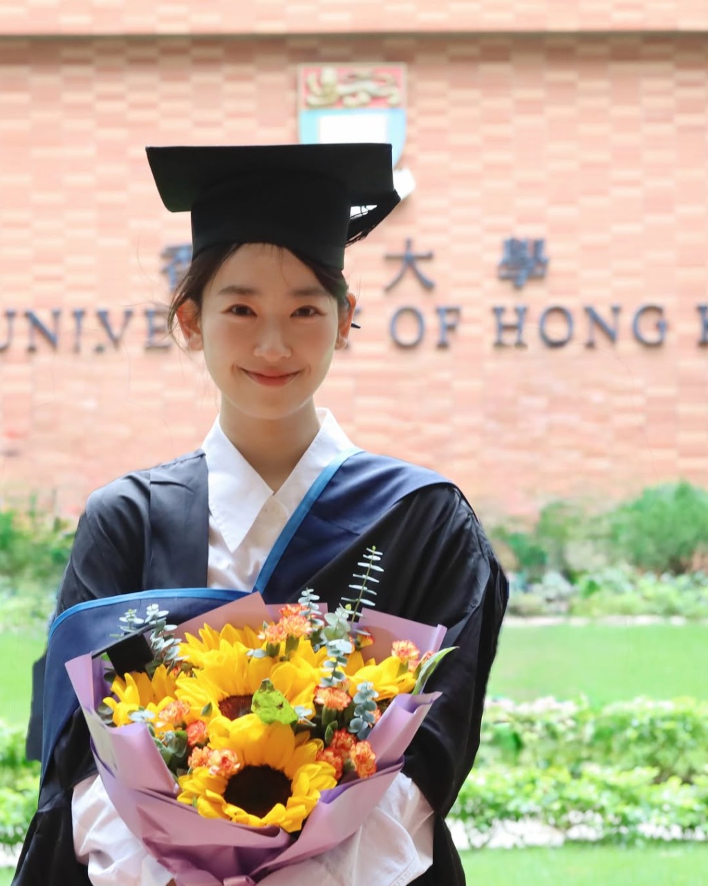 林愷鈴曾在IG分享從香港大學碩士畢業的照片。
