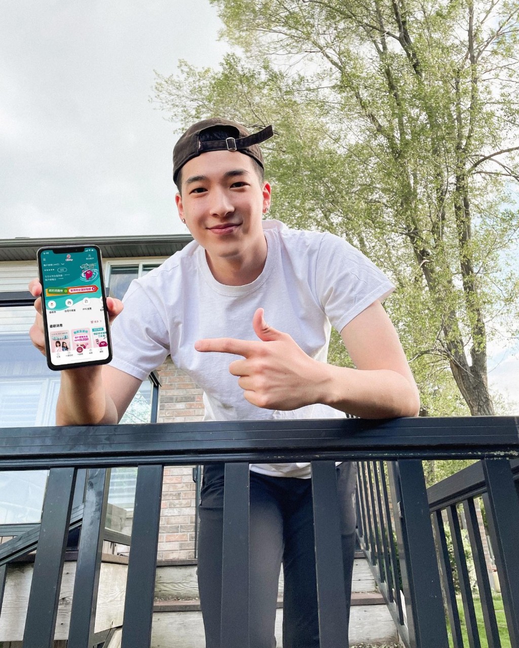 龔慈恩的幼子林卓毅在加拿大擔任實習律師。